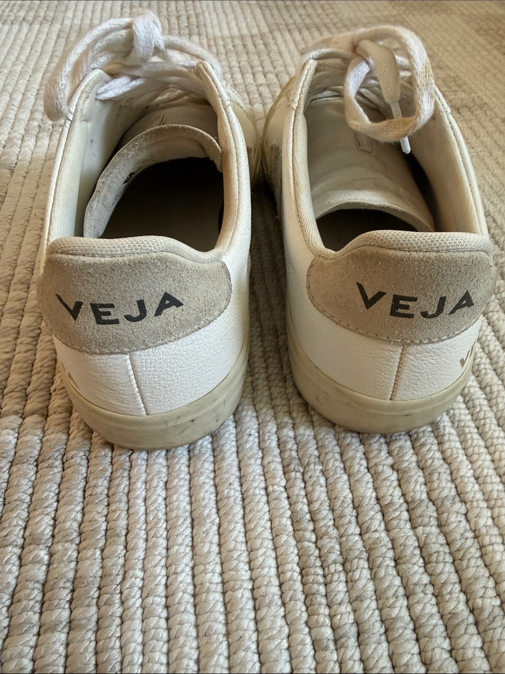 Veja White T2 Leather Low-Top Sneakers with Gray V Detail